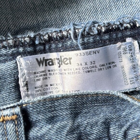 Wrangler 32 x 32 Medium Wash Straight Leg Jeans - Picture 3 of 14